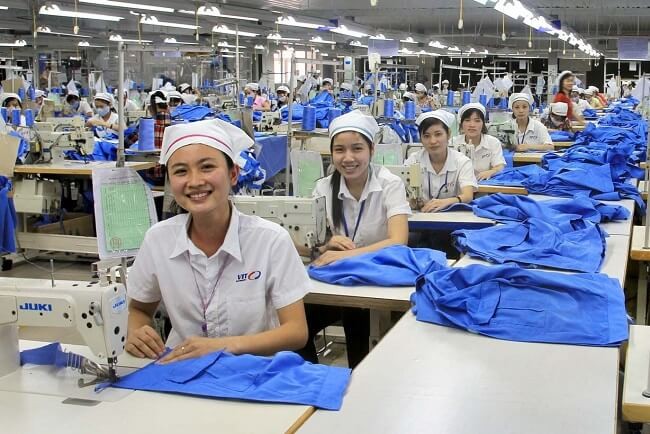 Công nhân làm việc tại công ty may mặc tại tỉnh Bình Dương
