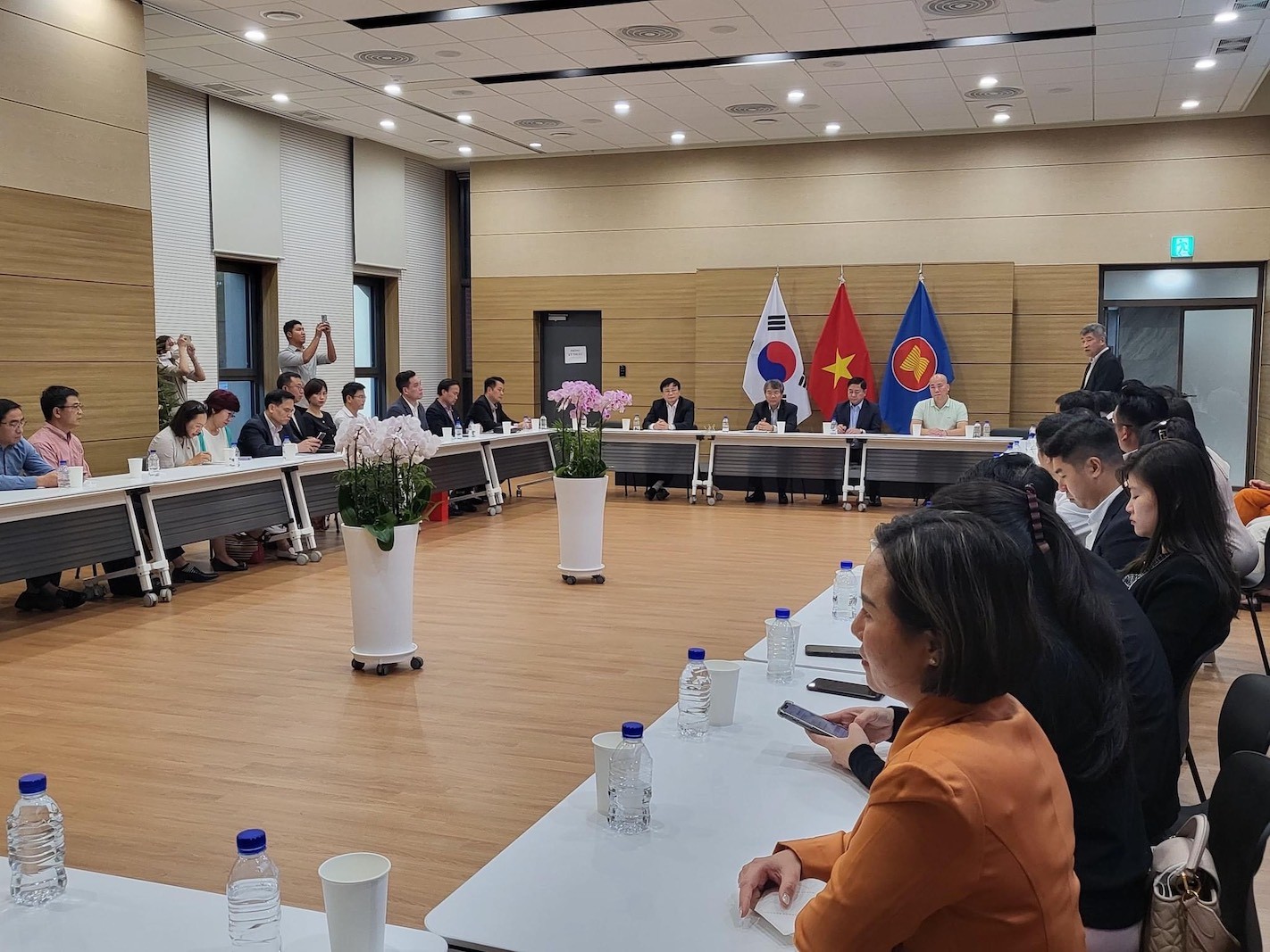 한국 서울 조직된 무역투자진흥회의 – 민흥 시키코의 참여