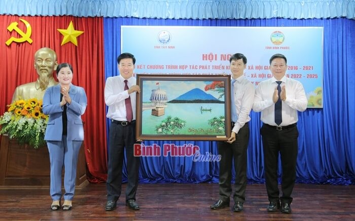 Lãnh đạo tỉnh Bình Phước đón nhận quà kỷ niệm từ lãnh đạo tỉnh Tây Ninh