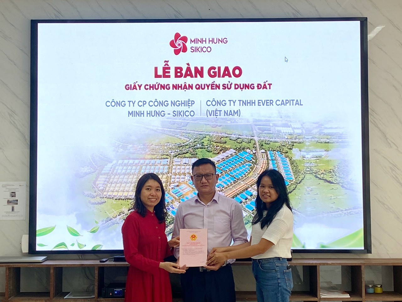 恭喜越南EVER CAPITAL责任有限公司在明兴SIKICO工业区接受土地使用所有权证书。️